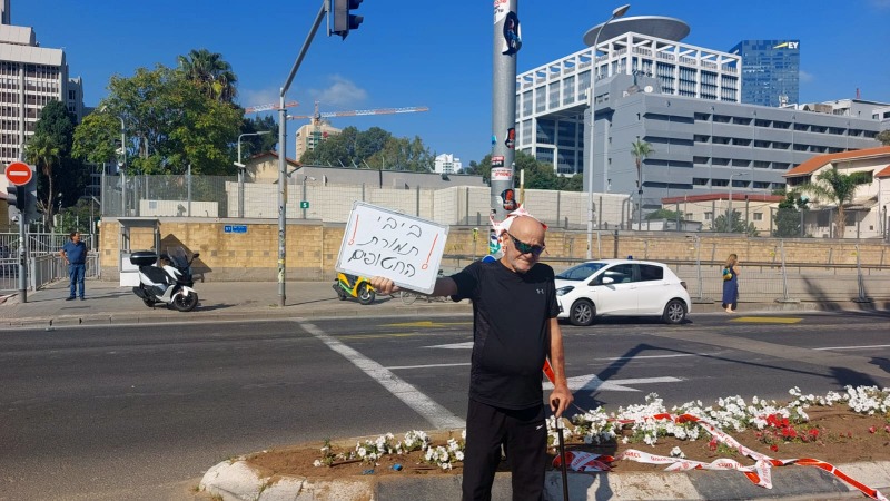 A lone protester now I'm Tel Aviv: Bibi in exchange for the hostages