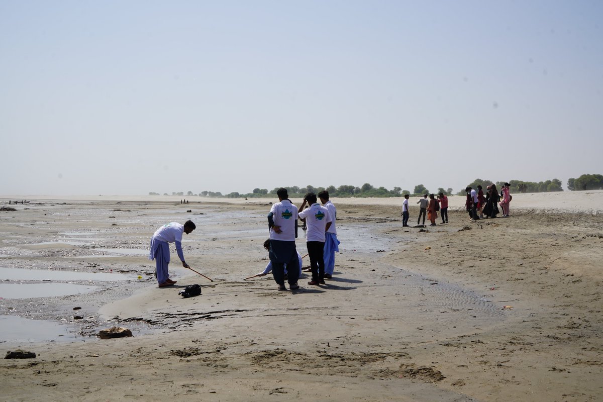 WFPPakistan's tweet image. To mark the upcoming #WorldFoodDay with this year's theme “Water is Life, Water is Food", @WFP joined @FAOPakistan, @IFAD, @GovtofPakistan and other partners in Jamshoro, Sindh for a riverbank clean-up to launch the #CleanIndus initiative🌊🌾

#LivingIndus 
#Foodsystems
