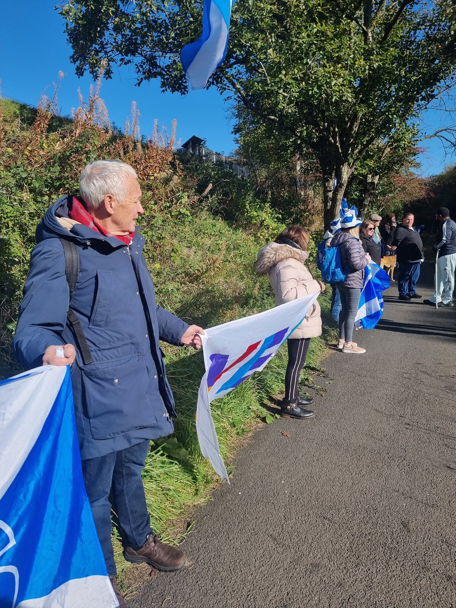 YesPleaseScots's tweet photo. Met up with @YesRutherglen at  #chainoffreedom on the canal.  Glorious day for #Indyscots Keep the faith our day is coming https://t.co/FwGUU5NEic