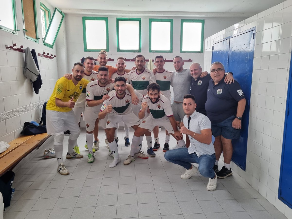 lindeilicitano's tweet photo. Hoy hemos debutado en la @LigasLocalesElx
@SevillaFutSal 1-2 @blindersbetfs
Detrás de esta foto hay muchas ilusiones y esfuerzo de los patrocinadores para sacar este proyecto.
En lo que a mi respecta otra temporada más disfrutando del futsal.
#vamostropa💪🏼
#debutyvictoria https://t.co/NdEWfUcGxZ