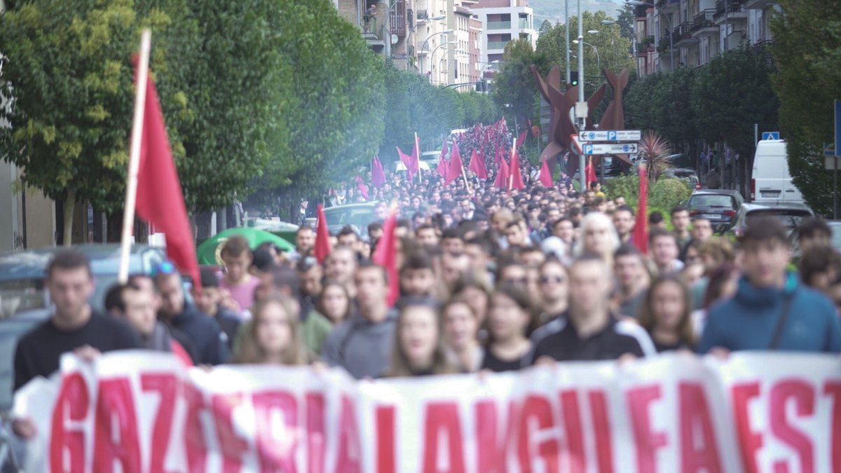 GKSozialista's tweet photo. Debekuen gainetik, #TPGNSozialista baimenik gabe egin dugu egun hauetan Atarrabian eta Burlatan. 

Milaka gazte batu gara langileon estrategia sozialistaren beharraz eta erronkez eztabaidatzeko. 

Gazteria langilea Estatu Sozialista eraikitzen! https://t.co/OfrZLjoFCy
