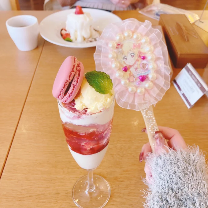 かなり前なんですけど、アイカツ10th ANNIVERSARYミュージックフェスタにアイカツ友達と行ってきたんですが、めっちゃかわいい痛しゃもじ作ったのでいちごパフェと共に見てください