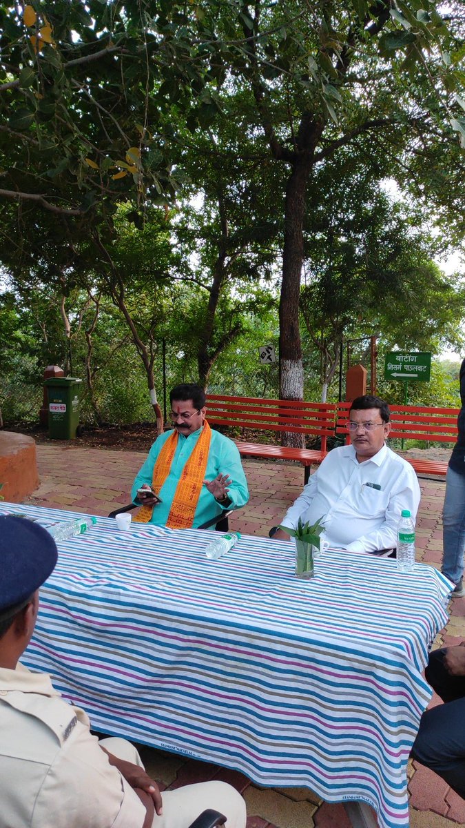 VkhandelwalMLC's tweet photo. काटेपूर्णा अभयारण्यातील एनआयसी विश्रामगृह येथे शुक्रवारी एक आढावा बैठक पार पडली. या बैठकीला माझ्या सोबत महाराष्ट्र राज्य वन्यजीव मंडळ सदस्य आमदार संदीप धूर्वेजी, उपस्थित होते. मतदार संघातील वन खात्यांतर्गत येणारी विकासकामे ,त्यात येणाऱ्या अडचणी यावर यावेळी चर्चा झाली. डीएफओ (वन्यजीव) श्री निमजे, आरएफओ पवन जाधव, वनरक्षक अमोल पोटे, पी डी कांबळे यांच्यासह वन कर्मचारी उपस्थित होते.