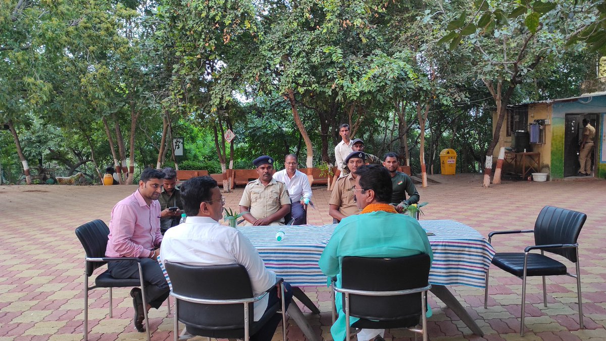 VkhandelwalMLC's tweet photo. काटेपूर्णा अभयारण्यातील एनआयसी विश्रामगृह येथे शुक्रवारी एक आढावा बैठक पार पडली. या बैठकीला माझ्या सोबत महाराष्ट्र राज्य वन्यजीव मंडळ सदस्य आमदार संदीप धूर्वेजी, उपस्थित होते. मतदार संघातील वन खात्यांतर्गत येणारी विकासकामे ,त्यात येणाऱ्या अडचणी यावर यावेळी चर्चा झाली. डीएफओ (वन्यजीव) श्री निमजे, आरएफओ पवन जाधव, वनरक्षक अमोल पोटे, पी डी कांबळे यांच्यासह वन कर्मचारी उपस्थित होते.