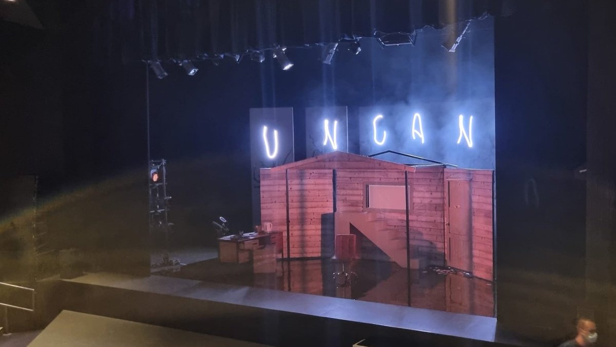 Dalagonash's tweet photo. Saw #Uncanny Live last night and it was a spooky delight. Great pair of cases (one all-timer that will sit with me), creepy local tales, unexpectantly charming staging and a surprisingly nimble @danny_robins. @_EvelynHollow and @ciaranokeeffe are also unflappably lovely. https://t.co/zHomQ6vFGv