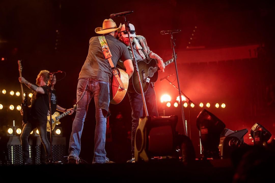 Jason_Aldean's tweet image. Sometimes you just have one of those special nights that you will never forget. I had one of those tonight in Oklahoma City. Thank you to a true fucking legend @tobykeith for coming out tonite. Mad respect and u brought the house down big Dawg! 🤙🏼. 📸: @justinmrusek