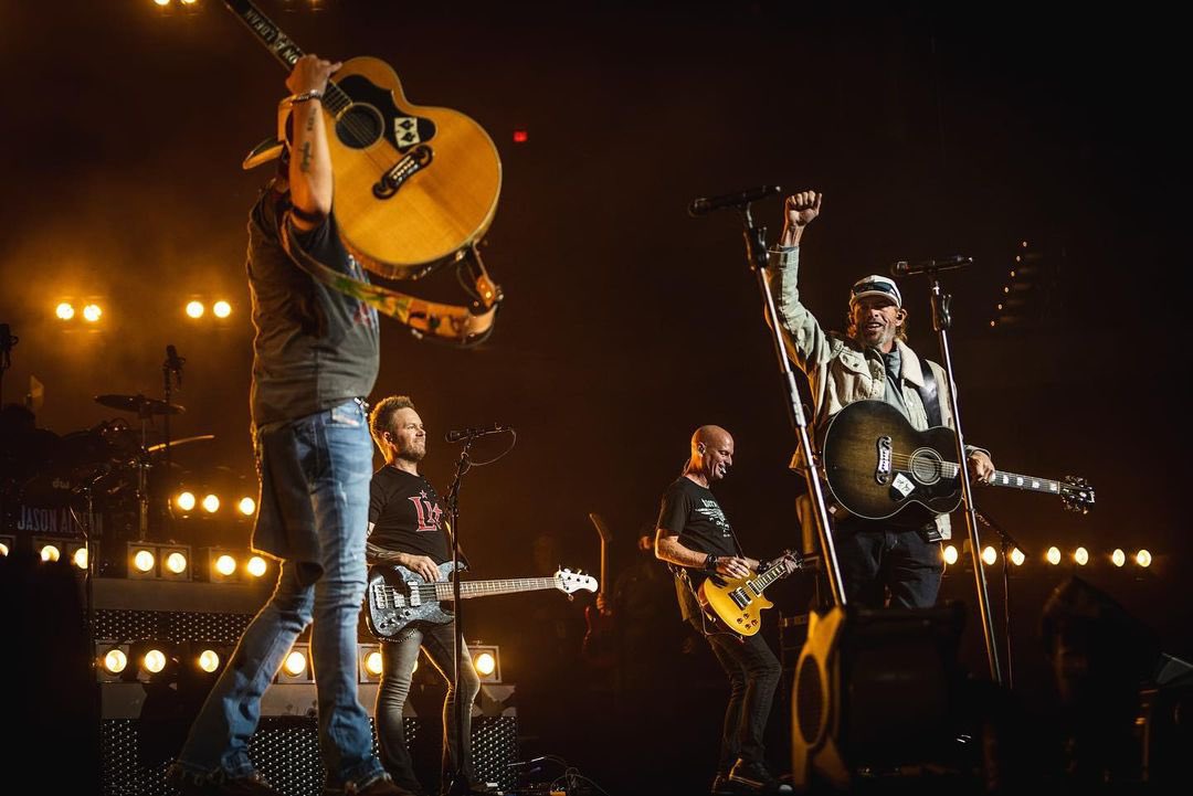 Jason_Aldean's tweet image. Sometimes you just have one of those special nights that you will never forget. I had one of those tonight in Oklahoma City. Thank you to a true fucking legend @tobykeith for coming out tonite. Mad respect and u brought the house down big Dawg! 🤙🏼. 📸: @justinmrusek