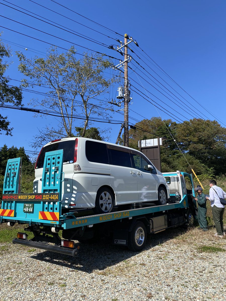 uraruton's tweet photo. 車内で粉雪歌ってたら、サビに入ったところで急にパンクした笑 

なにげに初レッカー車✨

パンクしたおかげで、お洒落なカフェに巡り会えた幸せ。
マスターが親切な人で良かった☺️

 #レッカー車 
 #那須高原 
 #麻雀合宿 
 #車内で粉雪歌うな危険 
  #旅先のトラブルは良い思い出 
 #moonbreeze https://t.co/jrDnkcb2g1