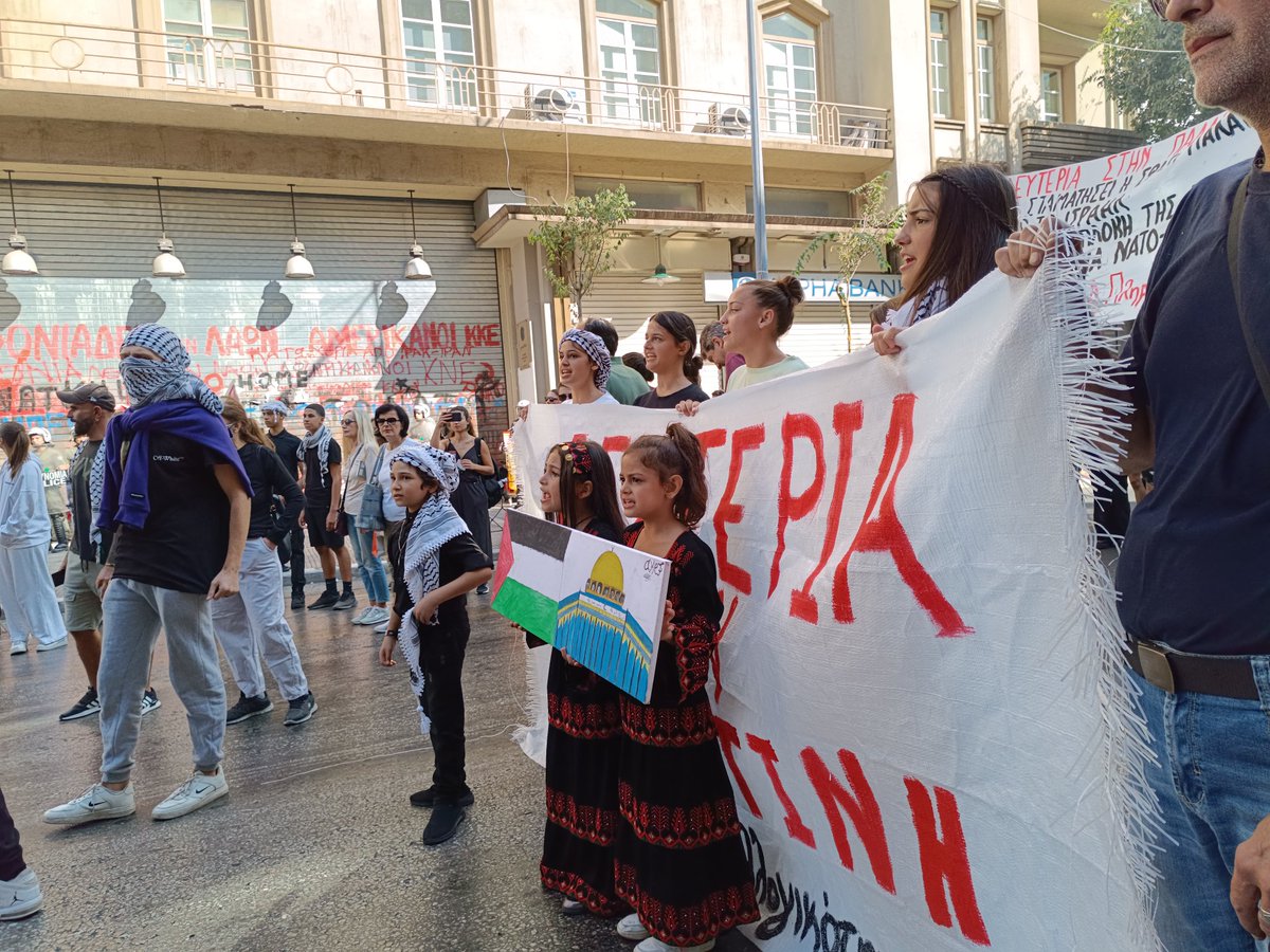 ✊Λευτεριά στη Παλαιστίνη 
🔴Στιγμιότυπα από τη σημερινή πορεία στο κέντρο της Θεσσαλονίκης για τη Παλαιστίνη