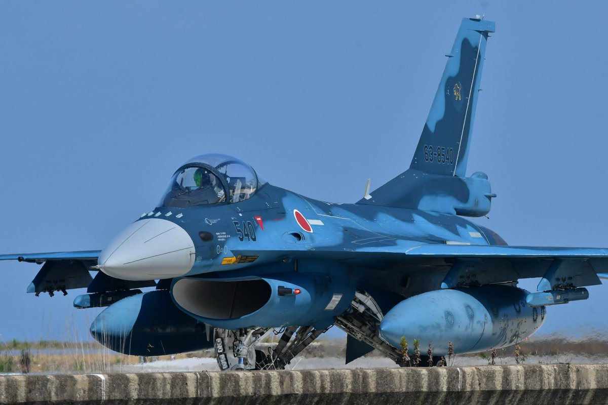 sakupon036's tweet photo. 飛ばなくても青空にF2洋上迷彩は似合う✨
#f2b #国産ジェット戦闘機 #第8飛行隊 #8sp #見敵必殺 #バイパーゼロ #ハチスコ #ブラックパンサー #黒豹 https://t.co/b5IndaZAoH