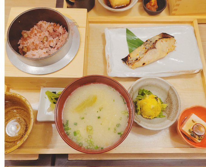 今日は朝から病院と買い物と年末の旅行の予約と、夜にはお祭り行ってきた! 外食のご飯が美味しかったし、お祭りで金魚が五匹すくえたし、ケバブ屋のお兄さんとコンビニのお兄さんが親切にしてくれて良い日だったキーウィのぬいぐるみとサボテンも買った