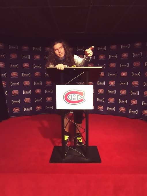 Android2An's tweet image. 🤔🤔🤔🤔 #puppy #dogslover #howling  
Original: dgodin1234