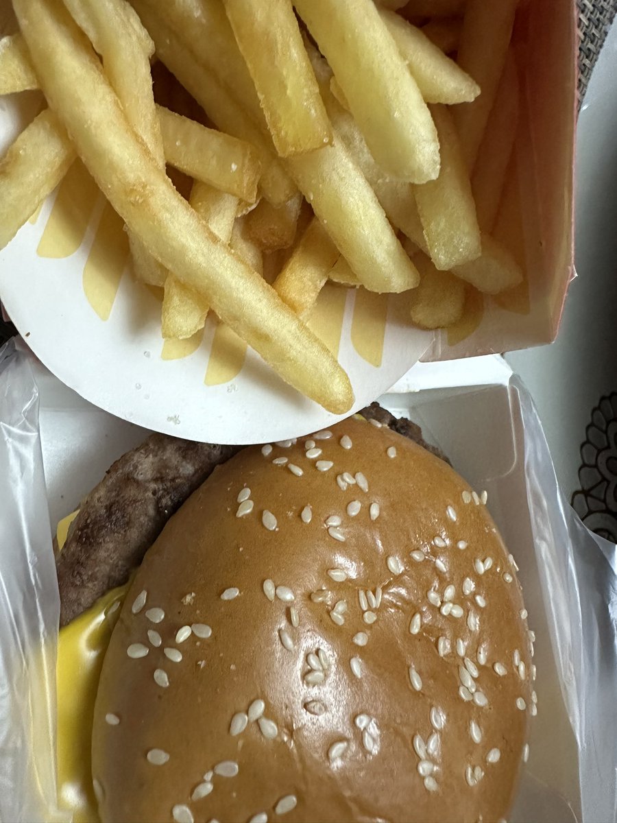 PrinceMatiyo's tweet photo. Nung excited ka kumain ng take out na large fries pero ang lungkot dahil walang ketchup @McDo_PH 🥲 https://t.co/VaT48h9gKZ