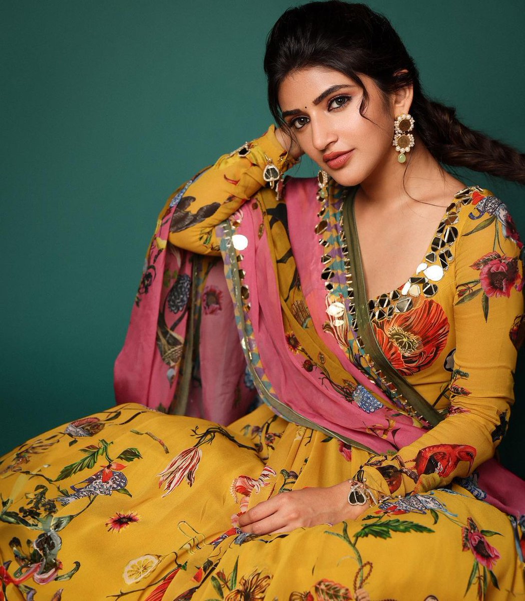 CinematicSaga's tweet photo. The most happening beauty #Sreeleela making our day bright in this floral ensemble!! 💛🌸

@sreeleela14 #GunturKaaram #BhagavanthKesari #BrandedFeatures #UstaadBhagatSingh #Telugu https://t.co/LVV44OWT3V