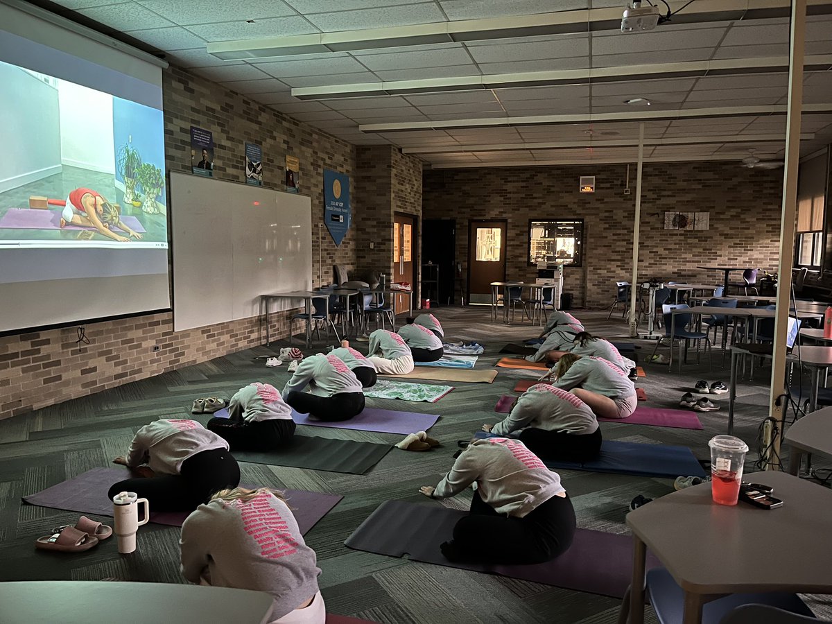 McAuleyXC's tweet photo. Annual tradition of senior Yoga! #MightyMacXC2023 #visualizevictory https://t.co/EvH1iCiqwy