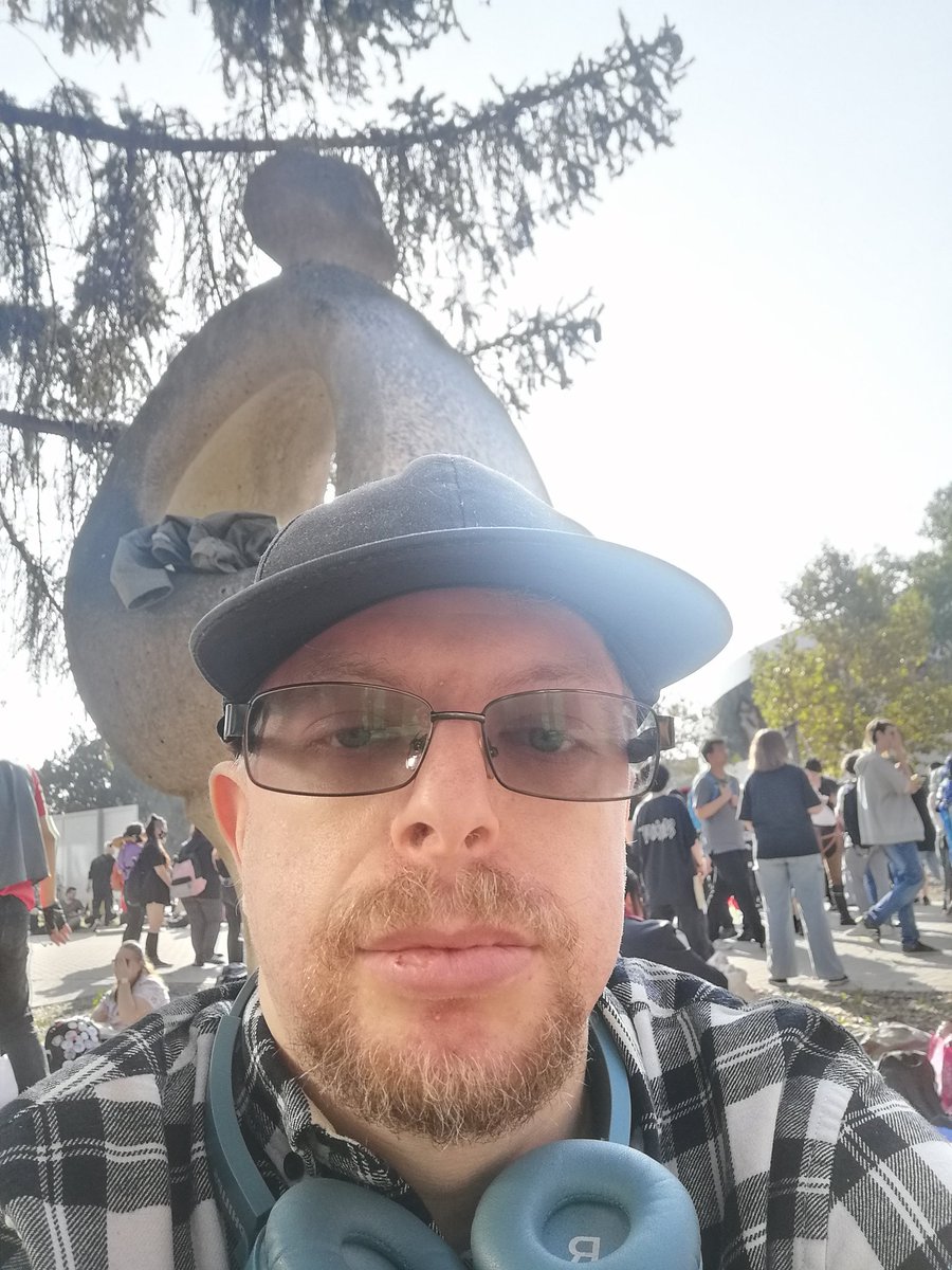 hron84's tweet photo. Fáradt medve. Nagy ez a piactér, meg sok az ember. De vettem könyvet 😊 #scalzi #mondocon https://t.co/i5pMPhOiVI
