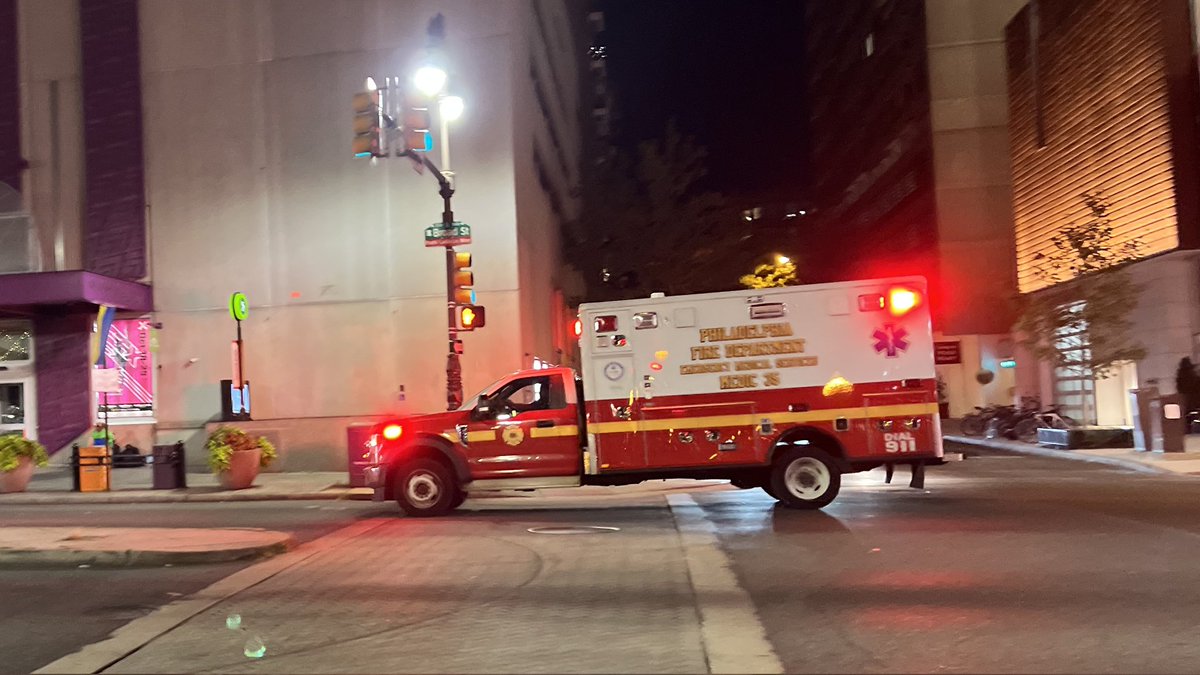 PhillyFireDept's tweet image. Daily totals for Friday, Oct. 13:
🚑 786 EMS incidents 
🚒 139 fire incidents 
#PFDstrongtogether