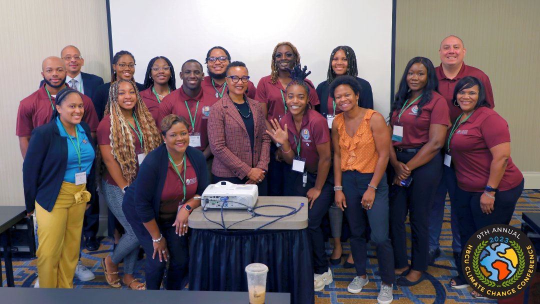 Elevating our environmental ambitions with DOE Director Shalanda Baker at #HBCUCCC2023! 🌍💬 From expert advice to Q&A gems, she met with #TSU students, guiding the path for the next wave of climate champions. #InspiredMinds #EnvironmentalLeadership #BullardCenter #DSCEJ @ENERGY