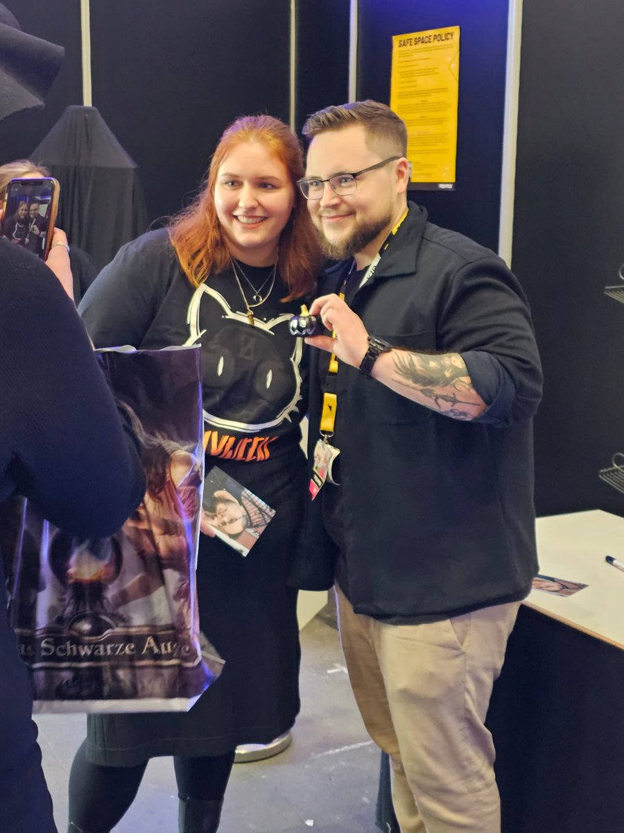 GrnkShop's tweet photo. @H0llyLP ist da und verkauft sein CAT-Shirt, designed von der wunderbaren @tabii_toasty 💜

@PolarisCon_ 

auch online unter 👇 

https://t.co/VAGEPK0mMI https://t.co/41Covj88vE