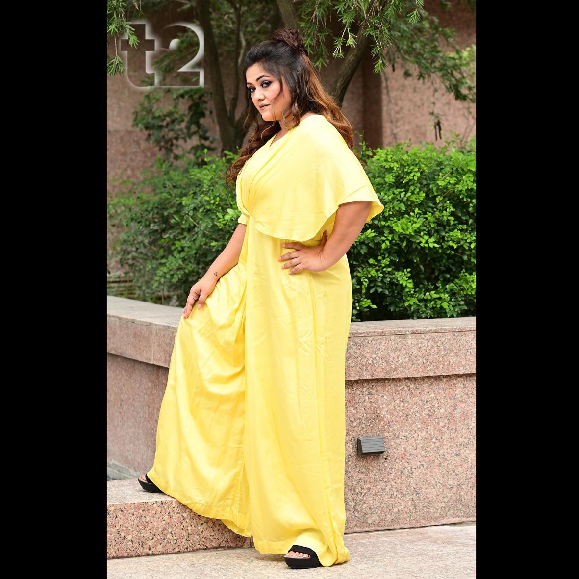Koneenica Banerjee shows how to carry the monotone trend smartly with grace in this t2 Puja shoot t2online.in/goodlife/fashi… @koneenica