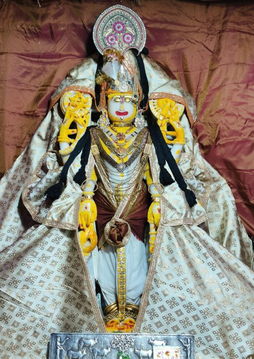 Subhash_Newari's tweet photo. जै श्री कल्याण जी की
कल्याण धणी का आज का दरसाव 14 अक्टूबर 2023 मावस का श्री कल्याण जी महाराज डिग्गी पुरी का राजा..
बाजै छै नौबत बाजा म्हारा डिग्गीपुरी का राजा..
जै श्री कल्याण धणीं, मेहर करो अपार आपको डंकों बाजै चारूं मेर....

#राजस्थानी_बिना_क्यांरो_राजस्थान ?? https://t.co/70jyGmhvBa