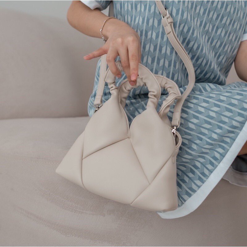borninspac3's tweet photo. @ohmybeautybank Ni pnya aku koleksinya koozee, ada tali strapnya adjustable dan bisa di lepas pasang juga jdi bisa buat acara formal dan nonformal https://t.co/UmUgIfo63J