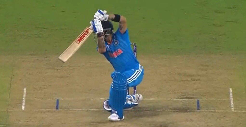 RCBTweets's tweet photo. We can watch this all day! 😍 

📸: Star Sports

#PlayBold #INDvPAK #CWC23 https://t.co/AfGXc9g2cm