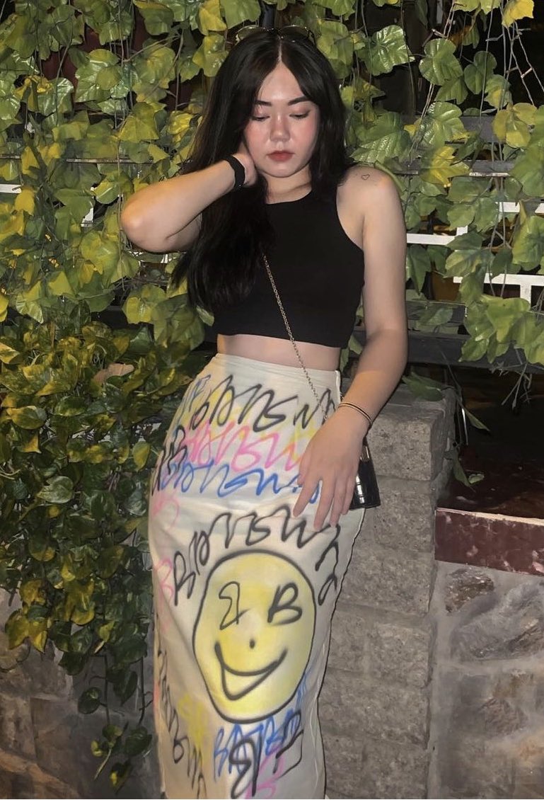 Nhiều người ib hỏi s e lên hình k cười mà mặt phê damdang thế . E cười khẽ r bảo 2 qả rung + D10 thì a cười hộ e hihi