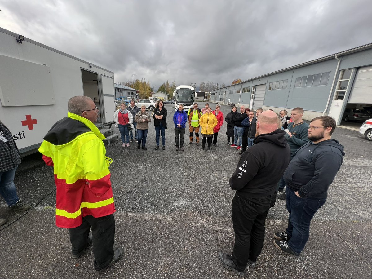 sprvspiiri's tweet photo. ’#SPR-#Vapaaehtoiset Varsinais-Suomesta olivat tänään #Valmius-toiminnan koulutusmatkalla #PunainenRIsti’n logistiikkakeskuksessa Tampereella tutustumassa järjestön ja @sprtampere’n osaston materiaaliseen varautumiseen ja kaluston hyödyntämiseen. 

#Varautuminen #Vapaaehtoisuus https://t.co/pIRwgquj2V