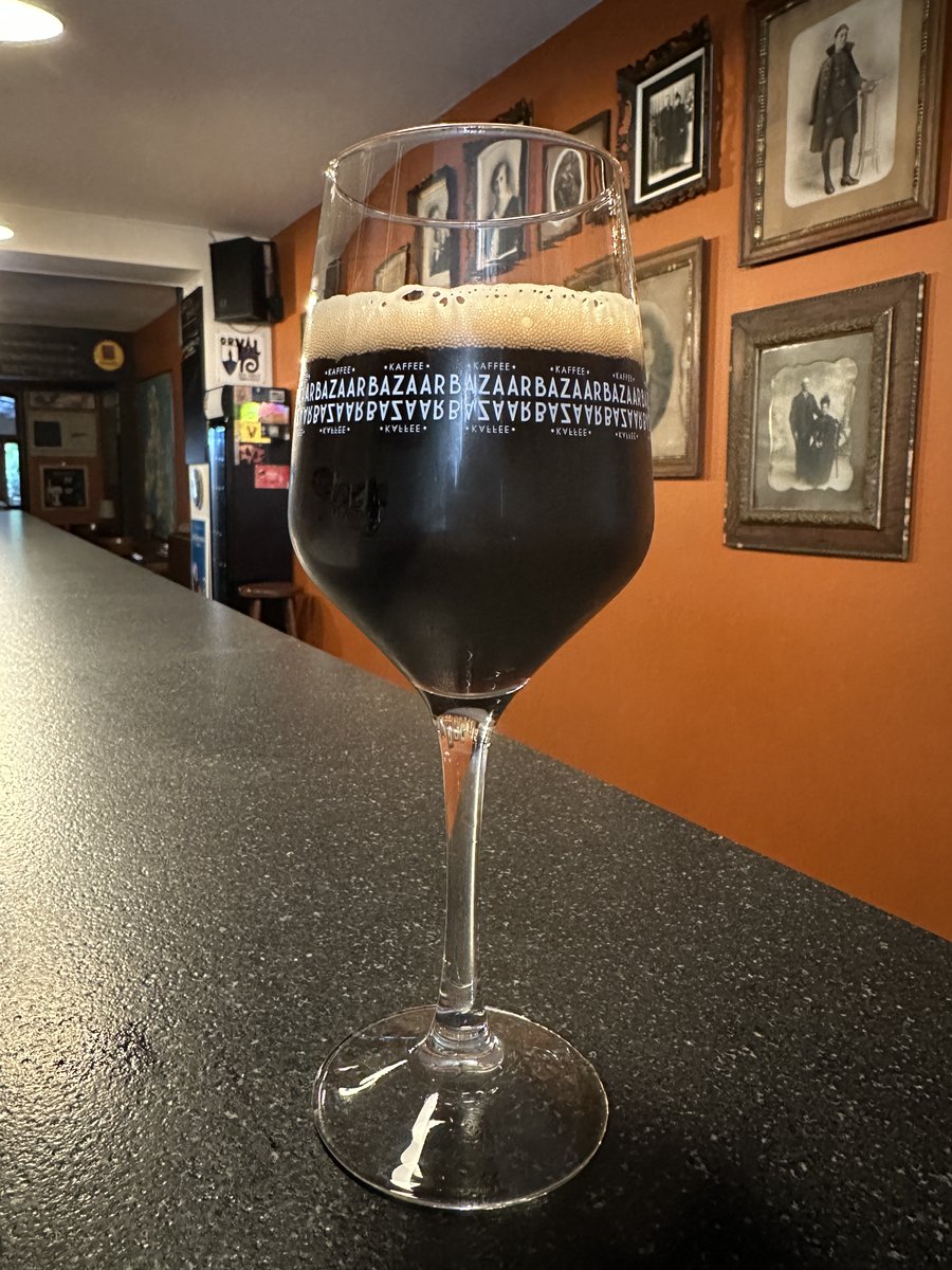 Nieuw van 't vat: Cascadian Pursuit van Three Hills Brewing , een pittige black IPA, gehopt en gedryhopped met Chinook BBC en Amarillo hop. 😋

En dat smaakt nog beter in onze nieuwe Kaffee Bazaar glazen 😍

Tot straks! 👋