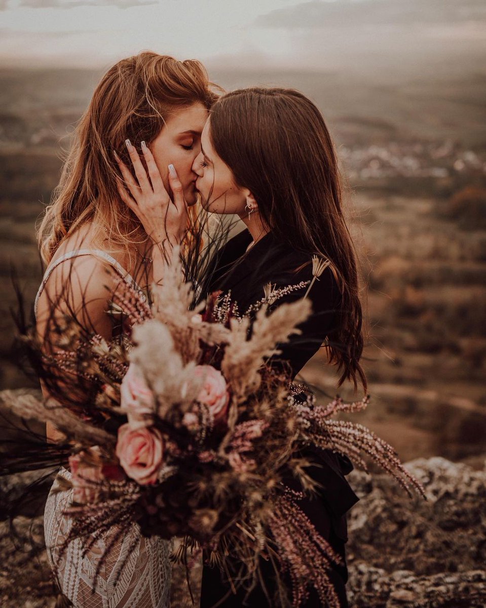 evollgbt's tweet photo. Photographer: @annaclarafotografie 📸
📍 - Walberla - Fränkische Schweiz
#loveislove🌈 #loveislove #lgbtfotograf #couplegoals #dancingwithher #paarshooting #couplesession #gaylovestory #liebeistliebe #lesbisch #lesbe #lesbiancouple #lesbianlove #queer https://t.co/8scLICxrDU