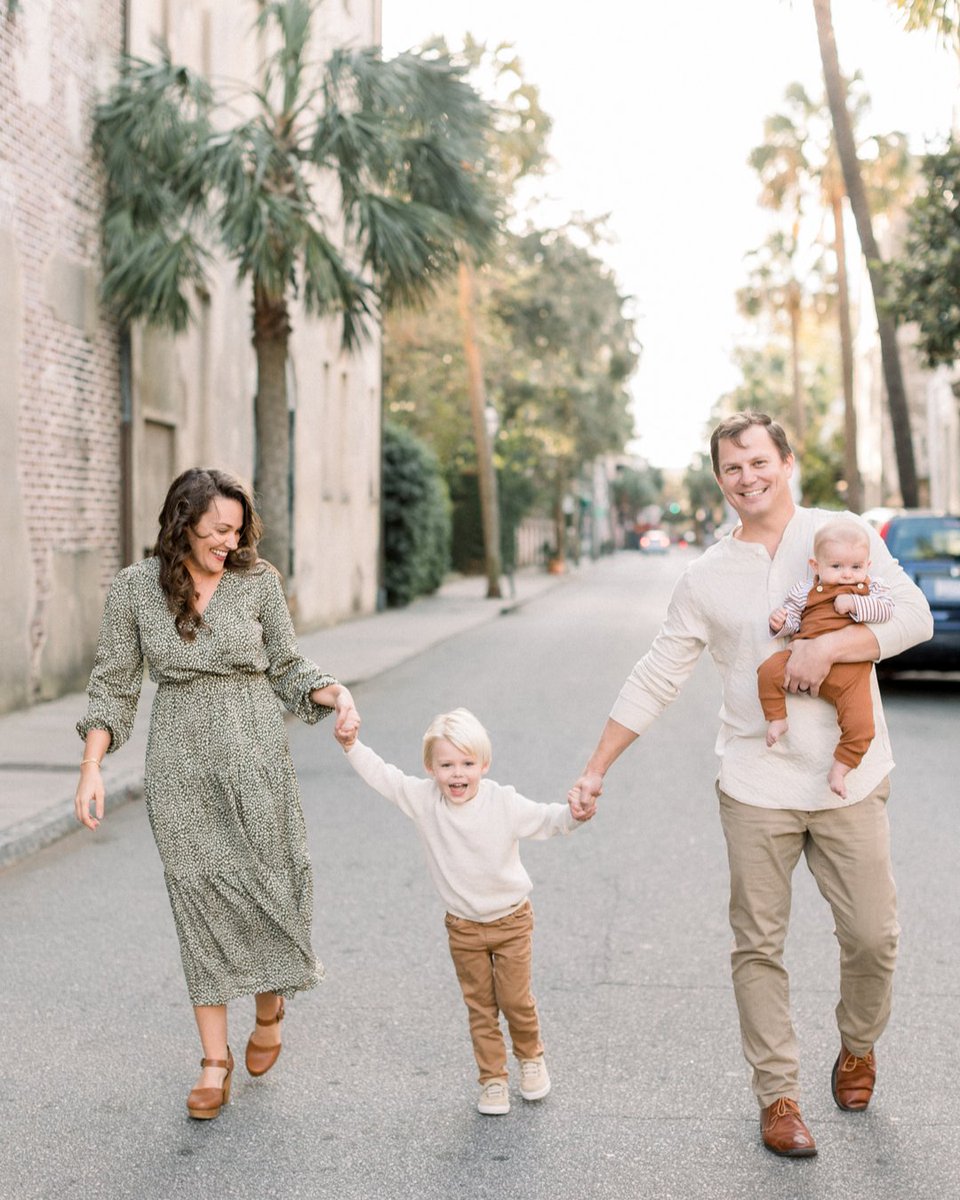 hannahlanephoto's tweet photo. Fall is in the air, and that means it's the perfect time for family portraits. 🍂🍁 Book your fall mini session for November 18th and let's capture the warmth and beauty of this season together. Limited slots available, so don't wait! #FallMiniSession #CharlestonPhotography .
.
. https://t.co/OfLfbr6qmM