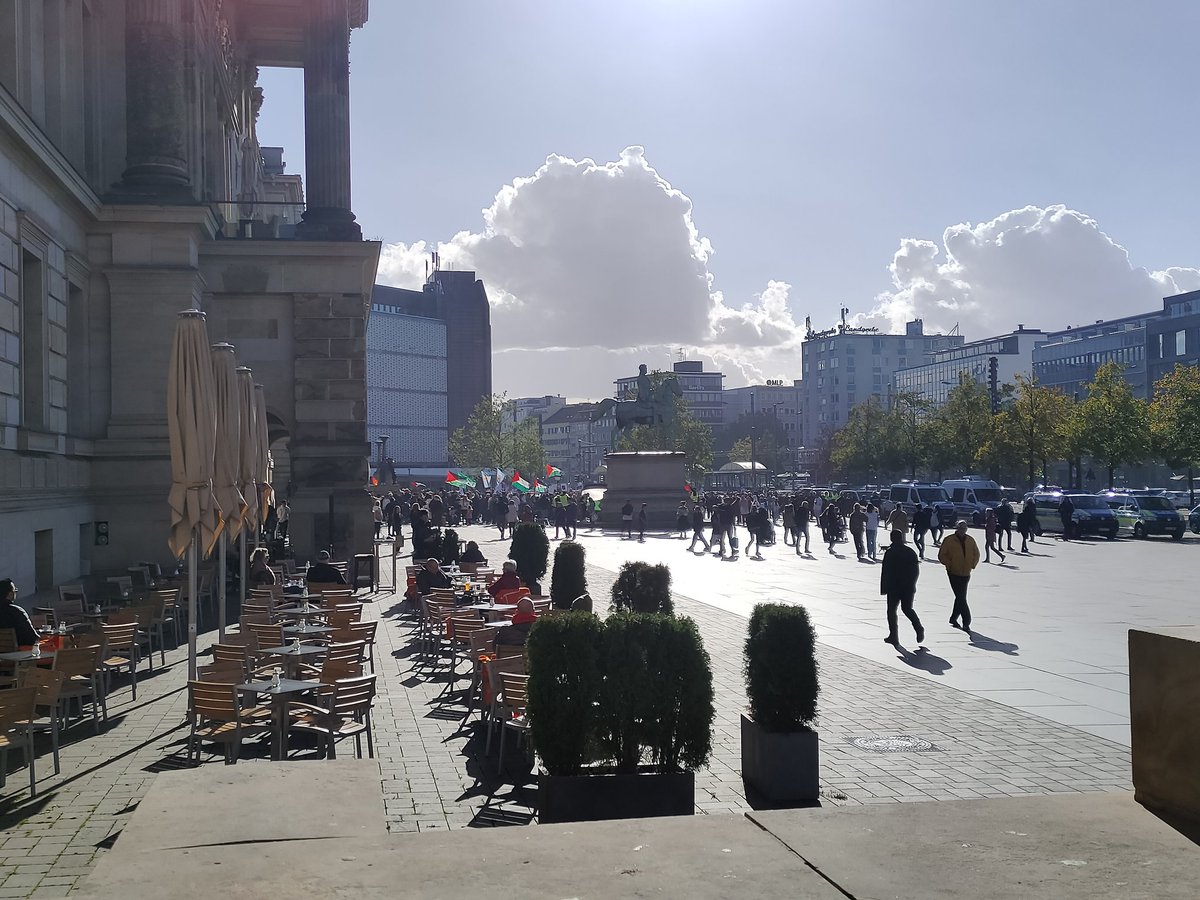 BobbyBoebsel's tweet photo. Ich präsentiere euch #migrantifa braunschweig. Pali tücher sind wohl auch wieder in Mode https://t.co/tlOzWffbxZ