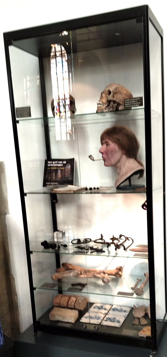 Zotte zaterdag Gouda:
Muziekgroep voor het stadhuis,
Vitrine met Jakob* in de Sint Jan was er ook nog.
*) 18e eeuwse jongen wiens geraamte werd gevonden in de Sint Jan. Zijn tanden toonden sporen van het roken van een Goudse pijp. Ahv zijn schedel werd zijn hoofd nagebouwd.