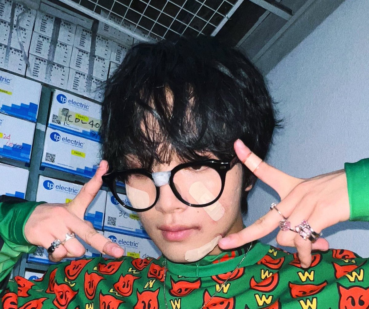 noxx_nox's tweet photo. 하 진짜 밴드 덕지덕지 붙이고 상처분장한 얼굴 오타쿠를 자극함 https://t.co/Q7qpbVcBKK