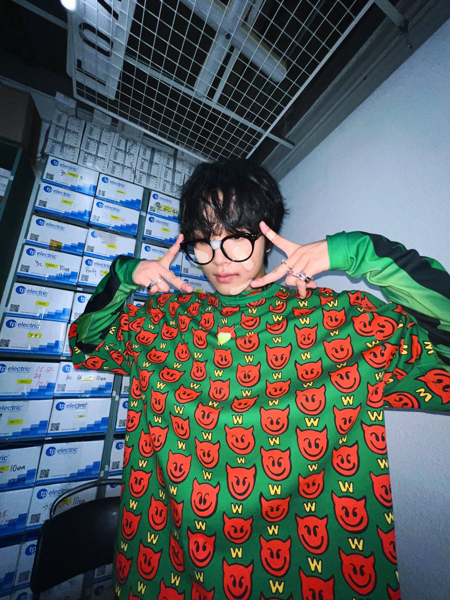 ⋆ tweet media