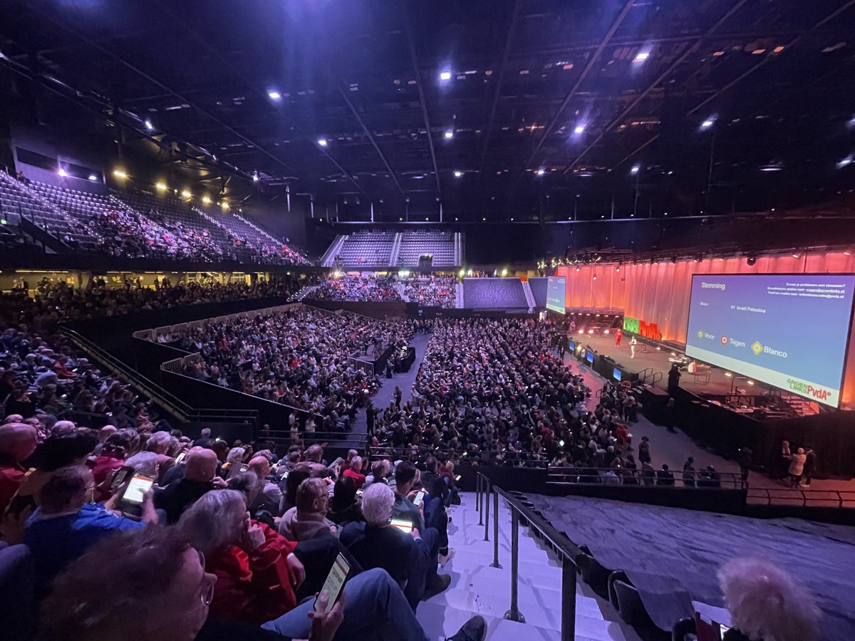 Flinke zaal, flinke opkomst.
Groenlinks/PvdA wil uitstralen dat ze er weer toe doen en de premier willen leveren