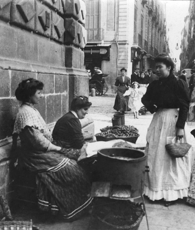 BCN_arxiu's tweet photo. Quan ve el temps de collir castanyes...🎶

Sents l'oloreta de les seves estufes? Les #castanyeres ja han arribat a la ciutat!

Reconeixes la cantonada de la parada de castanyes d'aquesta fotografia? Comenta la resposta!🍂

📷 Francesc Ballell, 1907. @arxiufotograficdebcn https://t.co/im4VcjOhPV