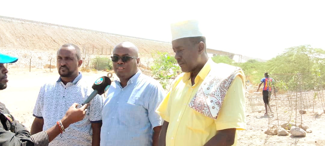 balbala_de's tweet photo. 14/10/2023
Accompagné par le Sous-Préfets du 4ème et 5ème arrondissement, le Prsdt de la Commune de Balbala M. MOHAMED HASSAN SAÏD procède au lancement de l'Opération de plantation des arbres tout le long des Grandes routes de la  Commune. @Commune_Balbala @MAIREDEDJIBOUTI https://t.co/A3hETvbw9y