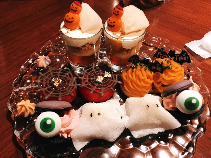 今日は職場の子と一緒にハロウィンアフタヌーンティーに行ってきました お高いけど全部美味しい 紅茶はアールグレイクレームっていうバニラの香りがする紅茶にしました