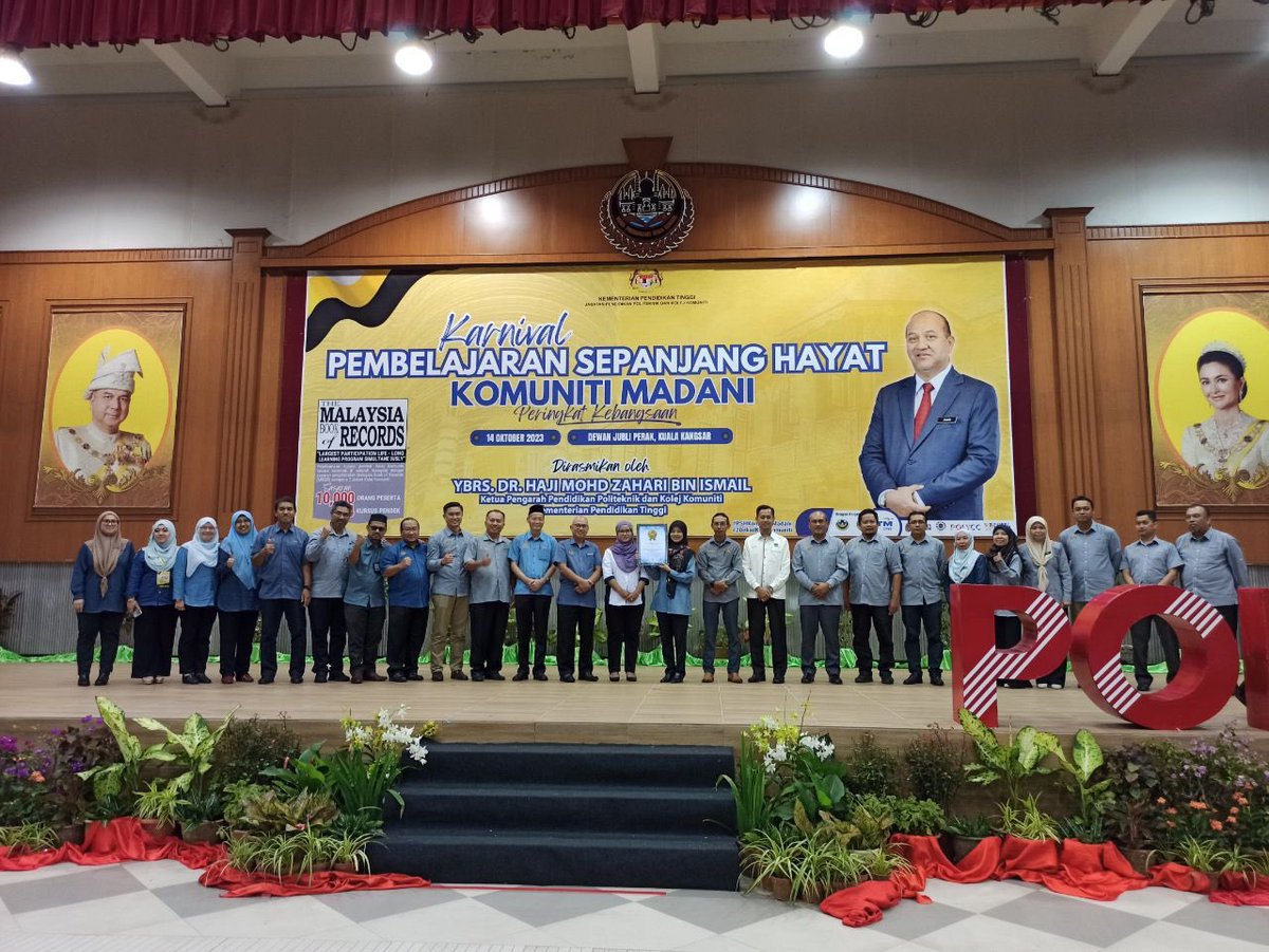POLYCCOfficial's tweet photo. KUALA KANGSAR, 14 Oktober 2023 - Karnival Pembelajaran Sepanjang Hayat (PSH) Komuniti MADANI Tahun 2023 menerima pengiktirafan 'peserta paling ramai dalam penganjuran kursus pendek' daripada The Malaysian Book of Records (MBOR) dengan penyertaan seramai 14,545 orang. https://t.co/XICuWPU1XG