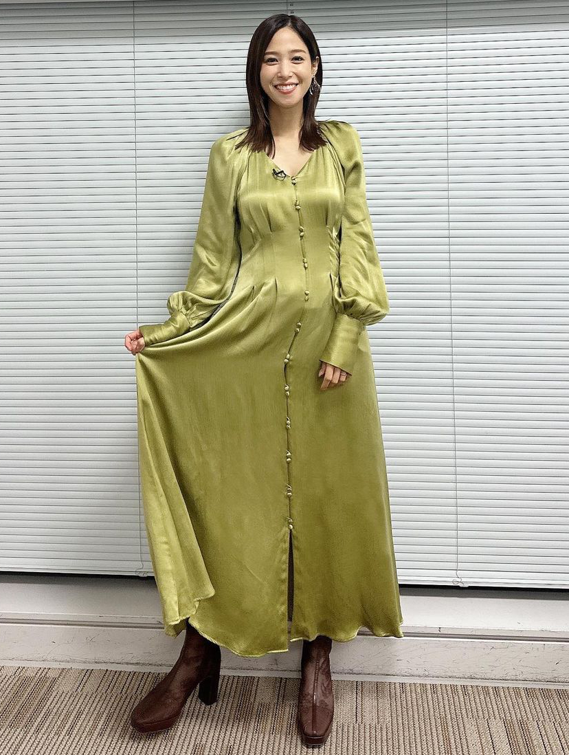 UHp57A2YRwoKjWd's tweet photo. 鷲見玲奈 サテンワンピース https://t.co/2H5Zk7UuZJ
