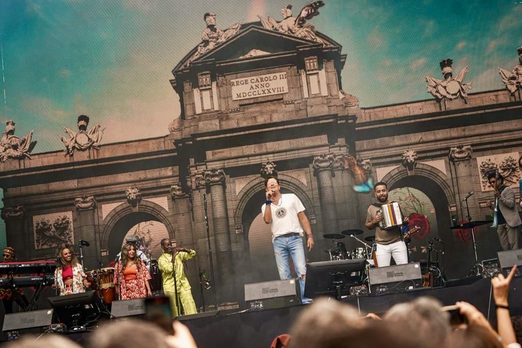 IdiazAyuso's tweet photo. Carlos Vives llena de alegría y color las calles de Madrid. 

La celebración del mestizaje, la unión y la apertura. Vive la #Hispanidad2023 de la Comunidad de Madrid. https://t.co/J7lItx3PrT