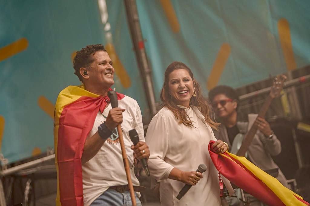 IdiazAyuso's tweet photo. Carlos Vives llena de alegría y color las calles de Madrid. 

La celebración del mestizaje, la unión y la apertura. Vive la #Hispanidad2023 de la Comunidad de Madrid. https://t.co/J7lItx3PrT