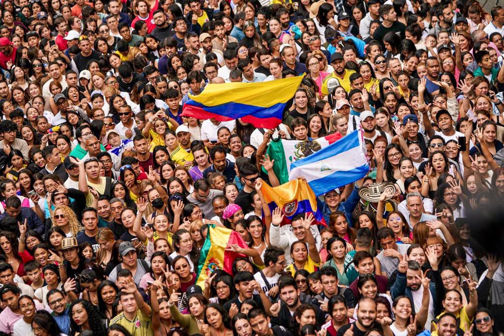 IdiazAyuso's tweet photo. Carlos Vives llena de alegría y color las calles de Madrid. 

La celebración del mestizaje, la unión y la apertura. Vive la #Hispanidad2023 de la Comunidad de Madrid. https://t.co/J7lItx3PrT