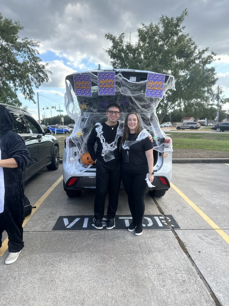 VeronicaGranat6's tweet photo. @duryeaschool staff goes all out for their students ❤️🦇 @ChickfilA @ADuffyEducator @EBurelsmith @BarronTeaches @Barwill71 @TASSNEWTON @gmachin_ https://t.co/WGNa3K9VJU