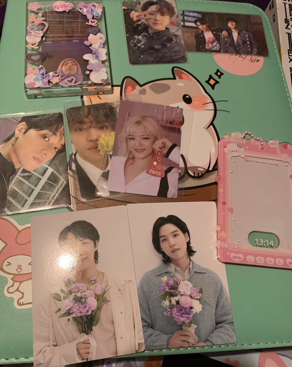 MinChanZenaida's tweet photo. It was a kpop Saturday!  I ended up going to the kpop flea market. Got some pcs! @rottenwildch1ld gave me a pc holder, pcs and banners 🥹 gracias!. Thank you @ChangbinMari for the sope flower pcs, holder and Chan doll 🥹
Thank you @StrayStarShop for hosting minchan cupsleeve! 😭 https://t.co/H6TYdmURkY