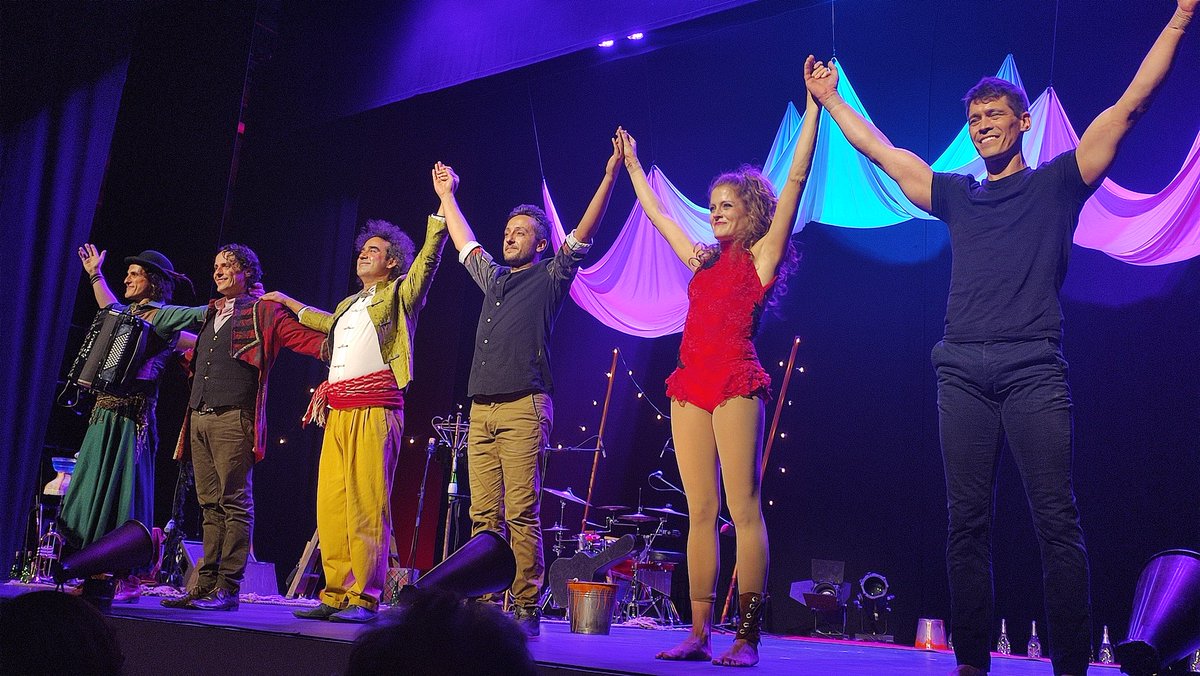 "Creatura" cumple lo que promete: poesía, circo y música, y con qué belleza... Parafraseando las palabras del autor del texto, Pepe Viyuela, todos las aplausos del público querían ser caricias...