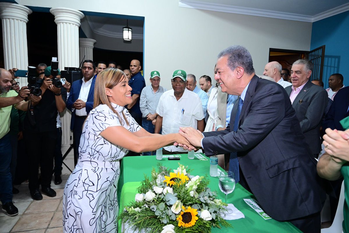 Hemos juramentado y dado la bienvenida a la #FuerzaDelPueblo al destacado dirigente, pastor y catedrático, Nicolás D  ́Aza y a todo su equipo político, quienes trabajarán arduamente por el seguro triunfo electoral de nuestra organización en los comicios de 2024.

¡Enhorabuena!