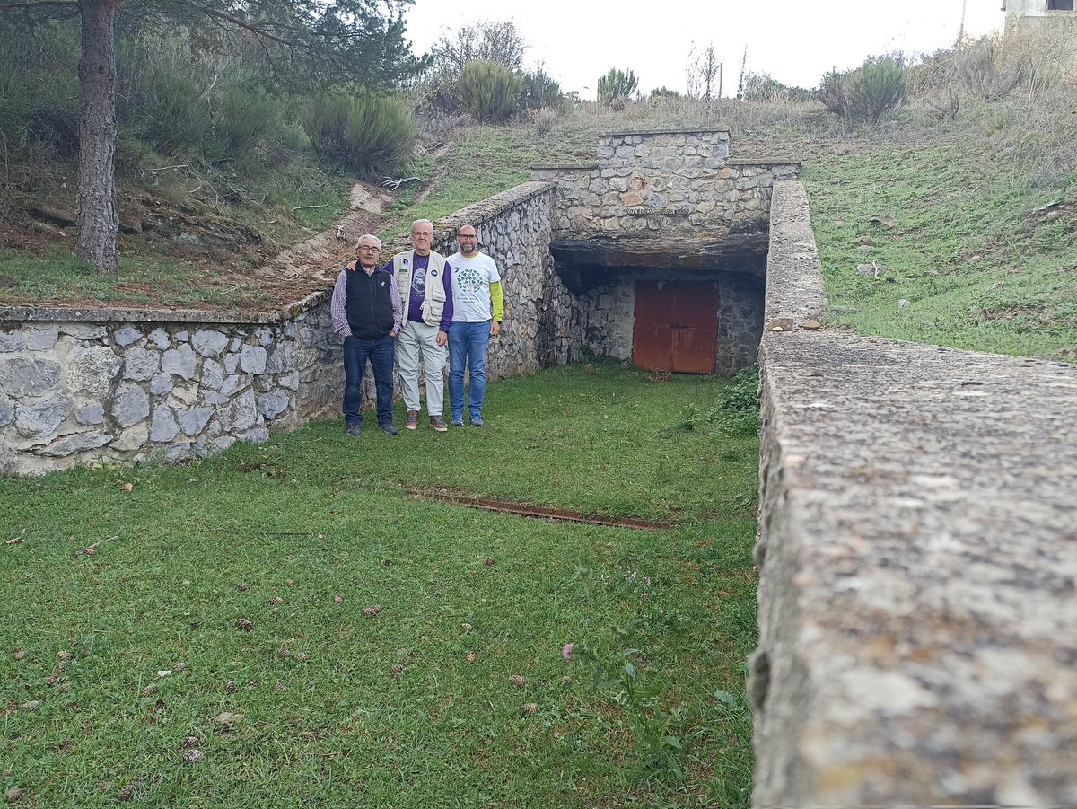 Hoy reunión en oficina internacional <a href="/CommitteeWorld/">international committee world biological corridor</a> en <a href="/BisonteEuropeo/">Reserva del Bisonte</a>
con <a href="/nautilusmar/">Pedro Pozas Terrados</a> president <a href="/ProyectoGranSim/">Proyecto Gran Simio</a> y <a href="/Pomilska/">Jesus Gonzalez Ruiz</a> president <a href="/BisonteEuropeo/">Reserva del Bisonte</a> miembros de corredor biológico mundial
Alimentar bisontes y caballo prezwalski
Revisar la mina para banco mundial de semillas